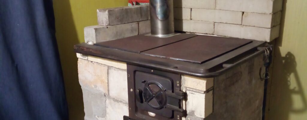 Malý akumulačný sporák v maringotke, okrem komína je to 100% recyklát.