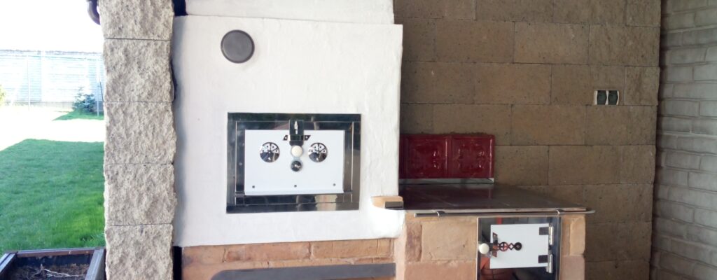 Sporák v prístrešku a osadenie oltárneho kameňa v kaplnke Chtelnického kaštiela